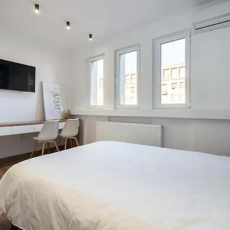 Downtown 3bdr In Magheru Boekarest