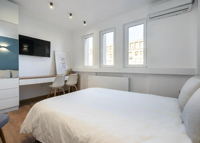 Downtown 3bdr In Magheru Boekarest