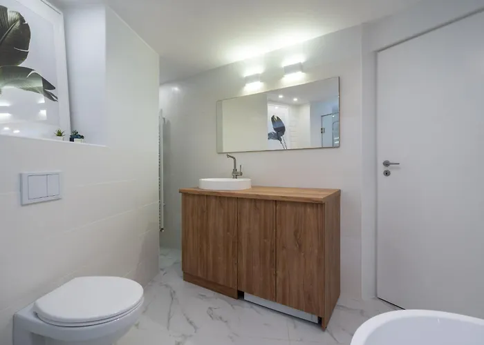 Downtown 3bdr In Magheru Apartament